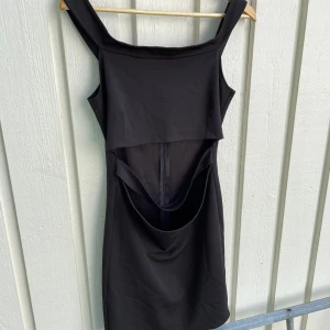 Klänning med öppning storlek L - Klänning med öppning storlek L