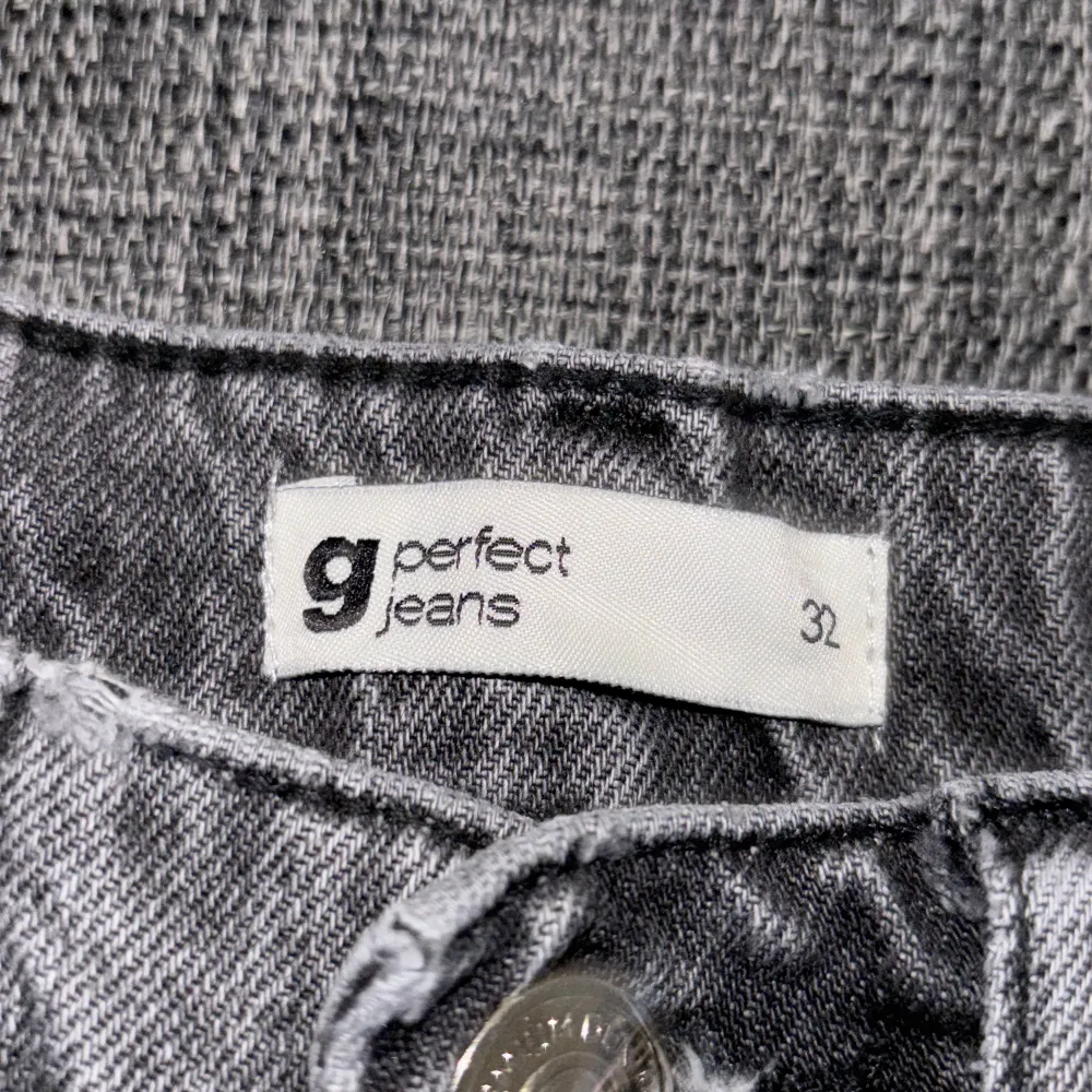 Superfina jeans som blivit använda endast ett fåtal gånger och som nu är för små. Storlek 32 från gina.. Jeans & Byxor.