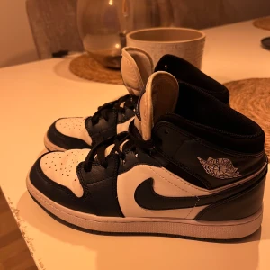Jordan 1 - Jordan 1’s mid skor i storlek 38,5 i färgen navy blue o vit. Använda men fortfarande väldigt clean i färgen.  (Crease skydd ingår!)