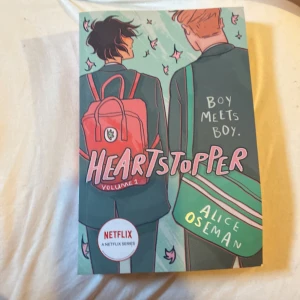 Heartstopper bok🩷 - Läst en gång, tog mig en dag eftersom jag läste mycket då. Mycket bra skick. Ny pris: 199  Från Akademibokhandeln. 