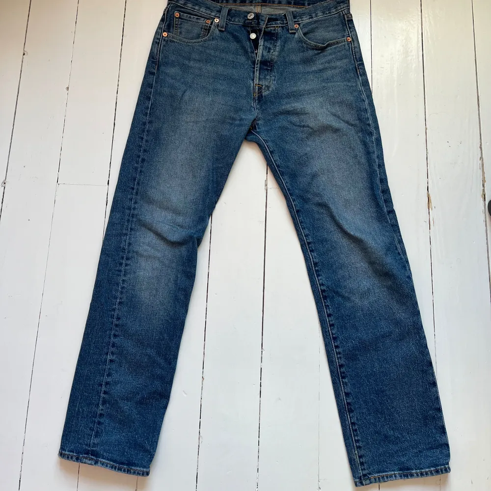 Säljer mina levi’s 501 eftersom jag inte använder dom längre😃Storleken är w30 L30 o dom är i bra skick😉. Jeans & Byxor.