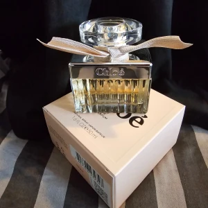 Chloé Eau De Parfum - parfym 50 ml - Jag säljer en oanvänd och exklusiv parfym: Chloé Eau de Parfum. Den här parfymen är känd för sin fantastiska doft, som är både blommig och sofistikerad. Om du vill ha mer information, är du välkommen att skriva till mig! 