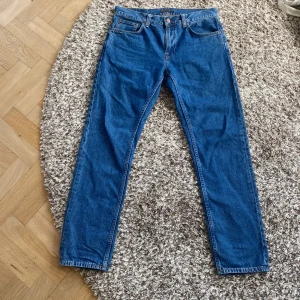 Nudie jeans - Säljer dessa nudie gritty Jackson  jeans i storlek 32/32. Väldigt bra sick. Köpta i butik. Nypris 1600 mitt pris 800. Om ni har frågor är det bara att skriva.