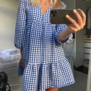 Zara klänning - Säljer denna söta klänning som är i bra skick!!