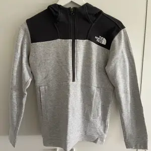 En The north face Half-zip med luva! Tröjan är i 8/10 skick. Hör gärna av dig vid frågor eller funderingar.