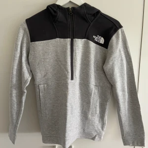 Half-zip - En The north face Half-zip med luva! Tröjan är i 8/10 skick. Hör gärna av dig vid frågor eller funderingar.