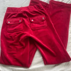 Juicy byxor  - Skitsnygga juicy byxor som jag älskade innan, men nu känner jag att jag har tröttnat på domar det är därför jag väljer att sälja dom. ”Lånade bilder” ni kan fråga om egna