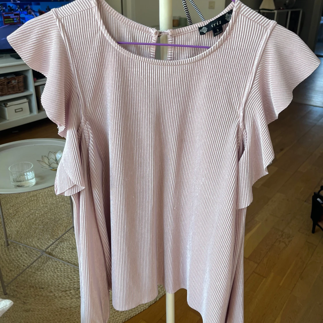 Rosa blir med öppna axlar