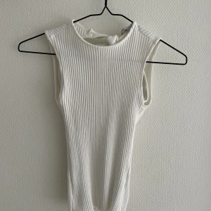 vitt tajt linne - vitt linne, med knuten rosett i ryggen. jättemycket stretch!