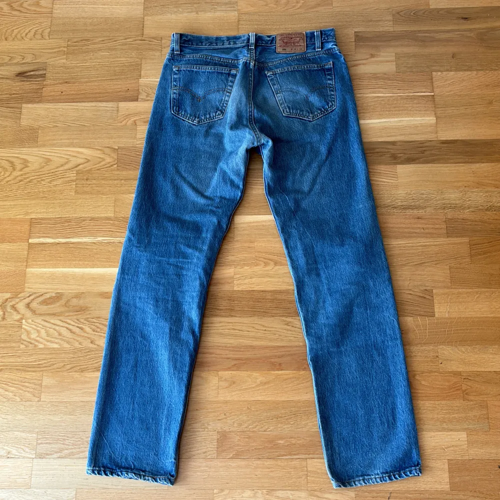 Jeans av märket Levi’s, modell 501. Fint skick. Storlek 34/34. Jeans & Byxor.