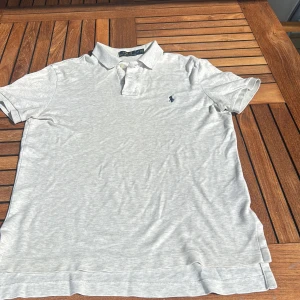 Polo ralph lauren piké - Väldigt bra skick andvänd 2 gånger då den har varit för liten för mig. snygg nu till sommaren! Skick 10/10 Polo Ralph lauren. Piké 