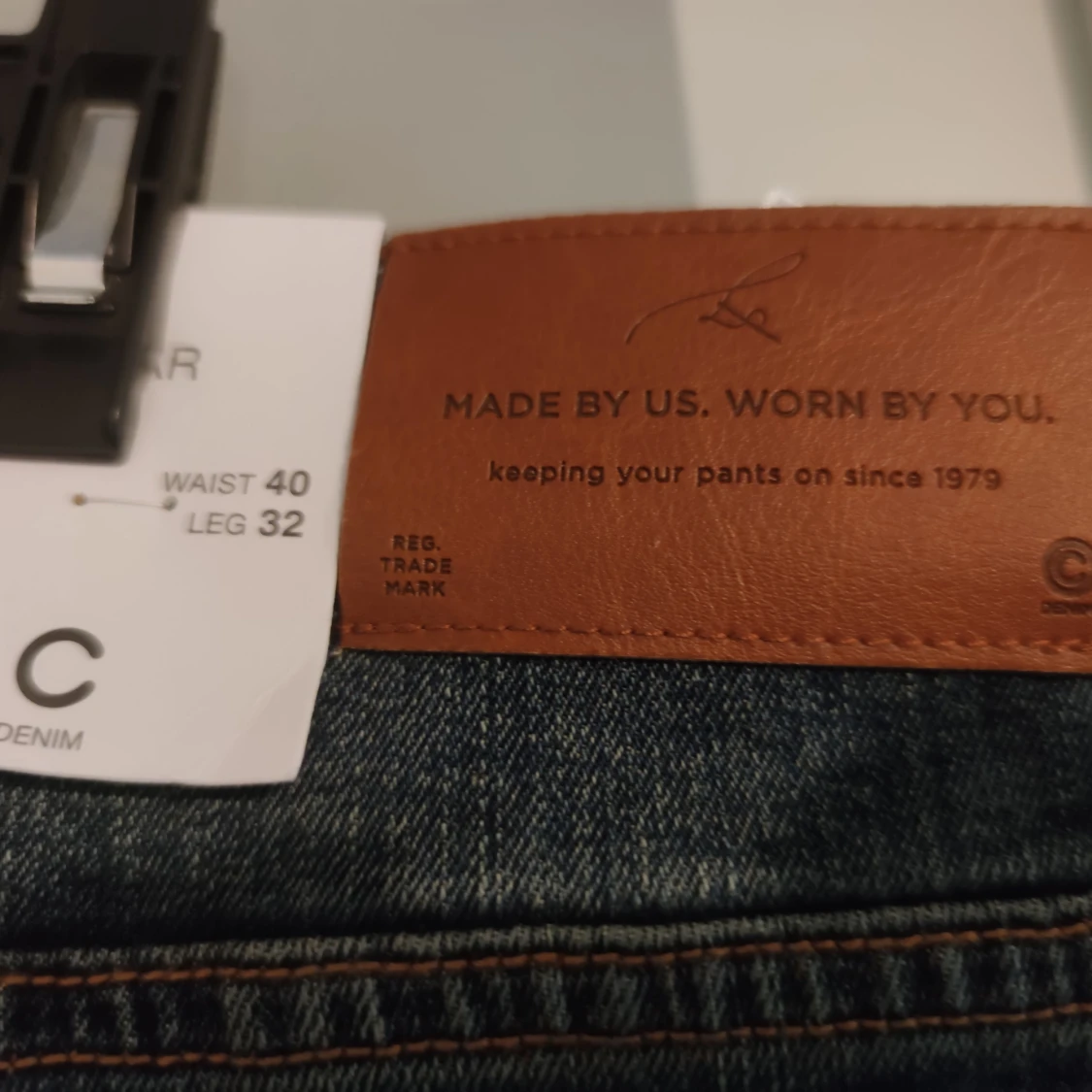Oanvänd blå jeans, storlek 40/32 - 91