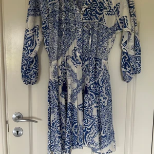 Klänning - Mönstrad klänning   Använd 1 gång