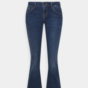LTB Jeans Roxy - Snygga ltb jeans, bra skick nästan som nytt, lågmidjade så in i och bootcut 