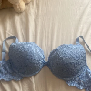 Blå oanvänd bh - Jättefin blå bh från Cubus som är använd en gång. Färgen finns tyvärr inte längre på deras hemsida. Lite pushup. Köpt för 249kr säljs för 100kr plus frakt.