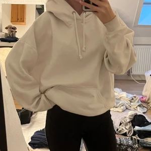 Bik bok hoodie - Säljer min bik bok hoodie som jag har använt några gånger men tycker inte det är min stil, säljer för 200kr och köpte nya för 400kr. Kontakta mig om du har frågor, om du vill köpa tryck på köp nu funktionen💕