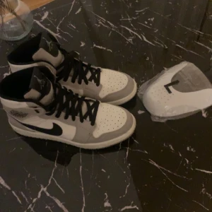 High jordan 1’s - Skorna är använda men de har inga synliga skador men skorna kommer även med crease skydd 