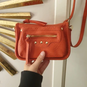 Väska - Liten väsks från Åhléns, använts men fortfarande i fint skick 🧡