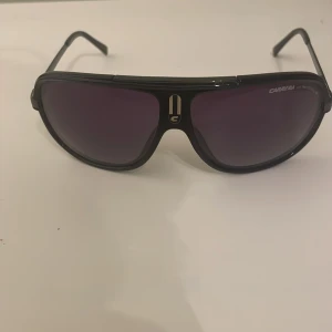 Carrera glasögon  - Ett par jättefin glasögon som är knappt använda men tvyärr så har jag tappat bort boxen