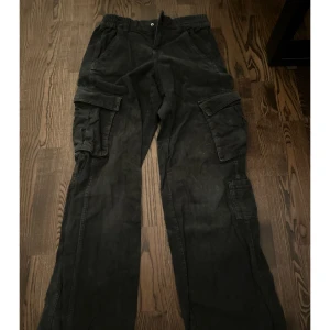 Svarta byxor med fickor på sidorna.  - Svarta byxor från H&M med fickor på sidorna.   Lite slitna nertill. Vill du se fler bilder är det bara att skicka till mig. 