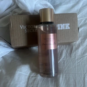 Bare vanilla body mist - Min helt oanvända bare vanilla bodymist! En populär doft som ej lämgre går att få tag i, i Sverige. Har ställt bort ”köp nu” knappen vill veta vad ni är villiga att betala och om jag får en bra deal är den din!😌