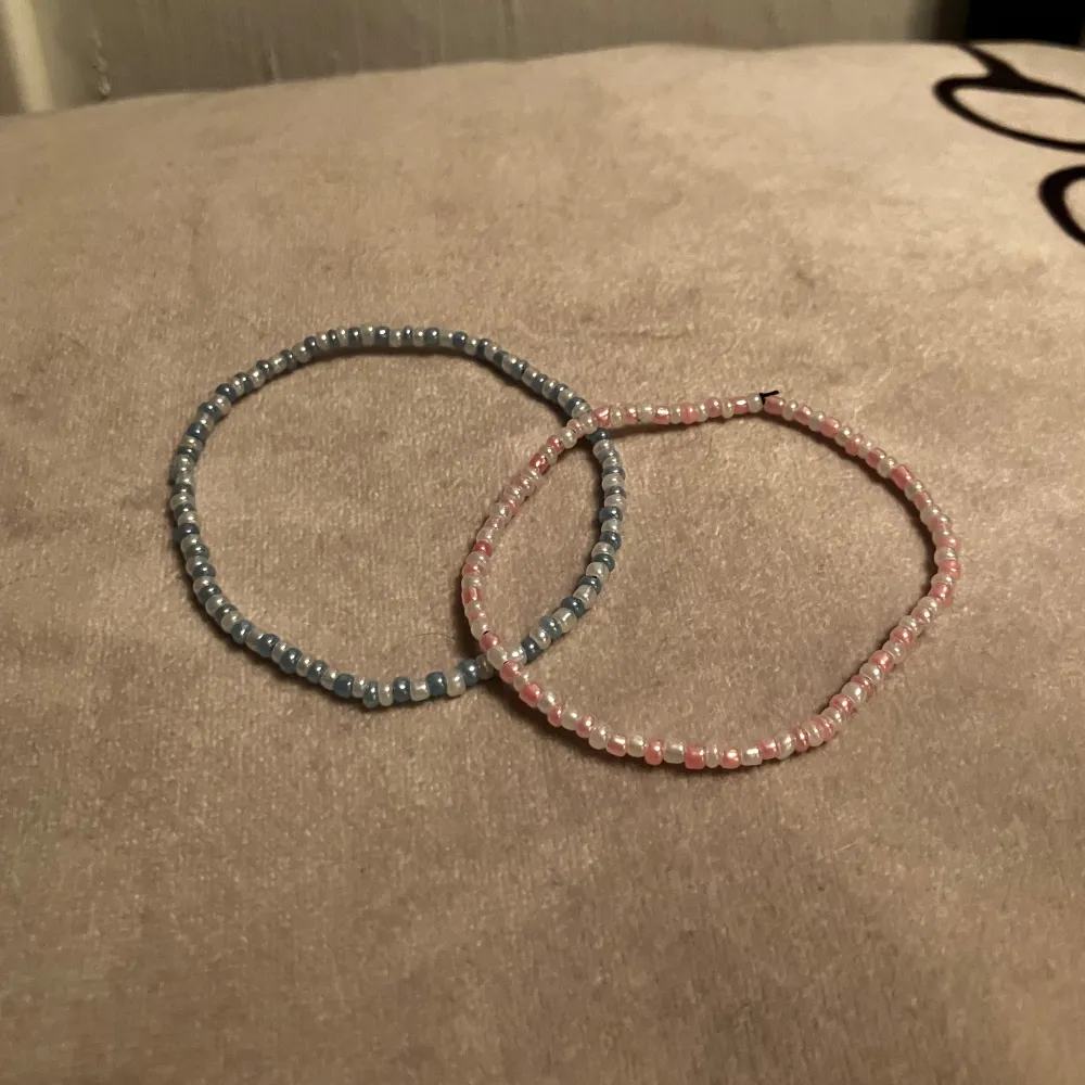 Rosa/vit unikt armbandđ€đ©· 30kr/stđ€ AnvĂ€nd köp nu eller skrivđ€ Tar Ă€ven bestĂ€llningarđ€. Asusteet.