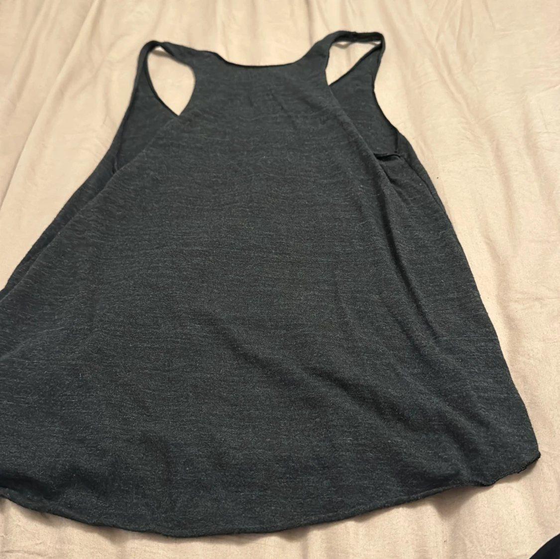 Mörkgrå linnetopp med text - 90