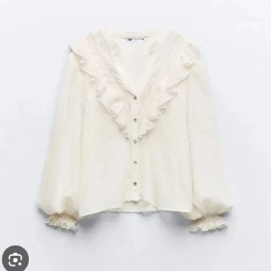Zara blus  - En fin blus som tyvärr inte kommer till användning längre. Använd väldigt sparsamt. Är i storlek m men passar mig som vanligtvis är storlek s. Skriv privat för fler bilder.