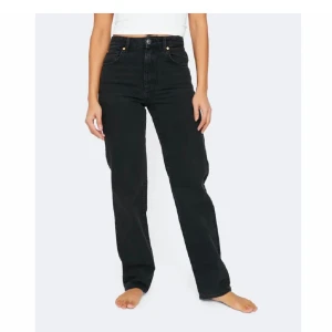 Raka jeans  - 90s straight jeans från Bikbok. Waist 25 length 32.