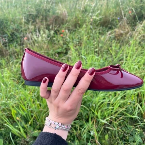 Vinröda ballerinaskor - Säljer domhär jättefina, oanvända, vinröda ballerinaskorna från Nelly då dom tyvärr var lite försmå för mig. Dom är i storlek 38, men dom är små i storlek så jag skulle säga att dom passar 37. Slutsålda på hemsidan🫶