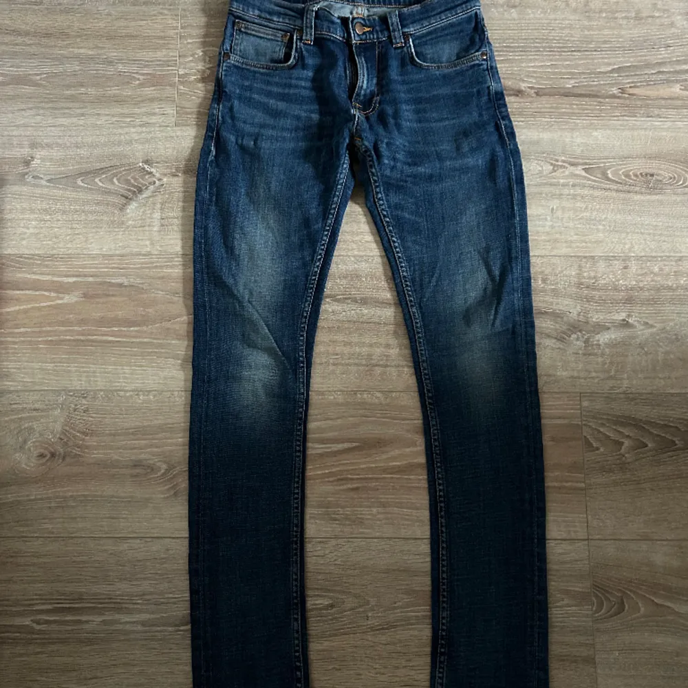 Ett par jeans i absolut topp skick och som dessutom har en extremt snygg tvätt. Nypriset på dessa jeans ligger på runt 1000kr. Längden på byxorna är 100cm och midjan 36cm jämför gärna med ett par egna och sen är det fritt fram att använda ”köp nu”.. Jeans & Byxor.