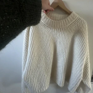 Stickad tröja me jätte fina ärmar  - Som ny! 