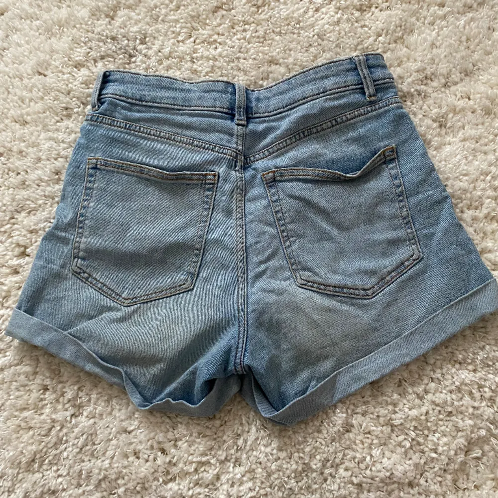 Fina midwaist jeansshorts från HM säljer så de inte kommer till användning tveka inte på att kontakte mig vid några funderingar💗💗 pris kan självklart diskuteras ☀️🌸. Shorts.