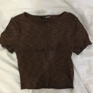 Crop top - Söt baby tee som tyvärr inte kommer till användning. Läs bion före du köper.