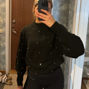 Stickad tröja  - Stickad tröja från H&M med diamanter i stl xs. Endast diamanter på framsidan