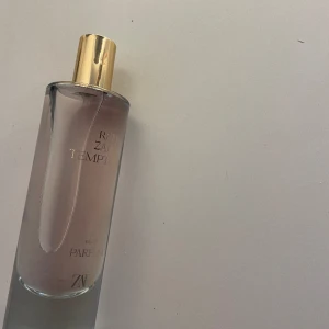 Baccarat Rouge Dupe - Dupe på populära Baccarat Rouge 540 parfymen, Red temptation från Zara. Viral på tiktok och luktar väldigt likt orginalet. Säljer då jag tyvärr köpte fel och kan inte lämna tillbaka då förpackningen är öppnad, 80ml köpt för 279kr. Oanvänd!