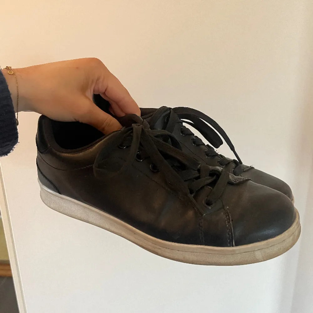 Jättefina sneakers i bra skick perfekt till våren! Tvättas innan de skickas!. Skor.