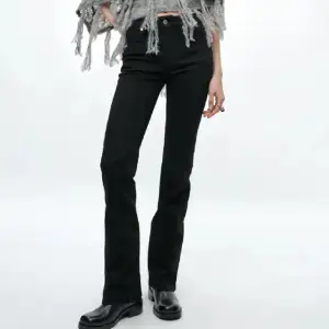 Svarta raka/bootcut jeans från Zara i storlek 38, passar mig med 36 med. Väldigt stretchiga! 200kr + frakt