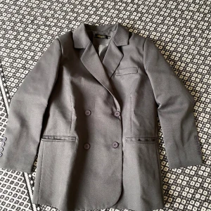 En ny kappa!  - En kappa som jag inte har använt då den var för liten för mig. Grå och väl gjord. Varm och skön. Länd är till höften och gjort i kostym material. 