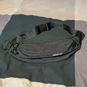 Axel arigato - Hej! Säljer nu en sjukt snygg Axel arigato sidoväska/axelväska. Perfekt nu till våren och sommaren. Ny pris var 1250kr tror jag, länge sedan jag köpte den. Säljer den för 500kr, kan gå ner i pris vid snabb affär.