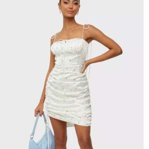 Säljer min vit/blå blommiga ”Santorini dress” från adoore. Helt slutsåld🩵🩵