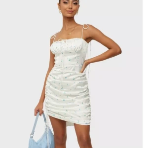 Adoore Santorini  - Säljer min vit/blå blommiga ”Santorini dress” från adoore. Helt slutsåld🩵🩵