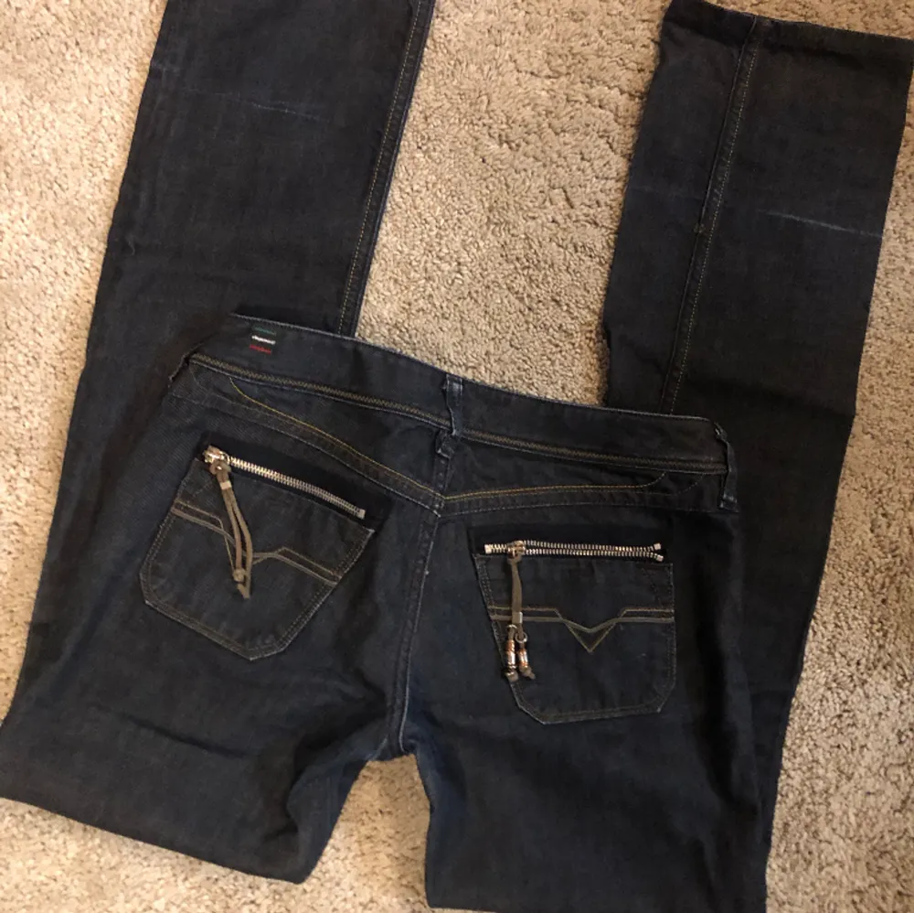 Lågmidjade jeans från Diesel i modellen ”Lowky” Raka i benen. Waist 29. L 32. Jeans & Byxor.