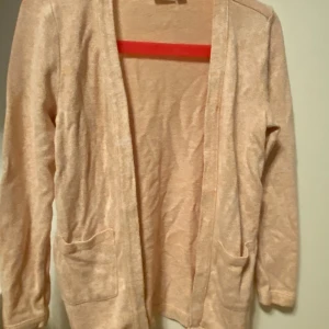 Jättefin kofta OBS! strl 116 - Säljes begagnad men i fint skick. Koftan har mycket kvar att ge! Strl 116 — 6 years Kolla gärna in mina andra annonser för samfrakt! 