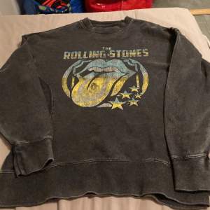 Fin sweatshirt från Pull&Bear med Rolling Stones tryck fram.