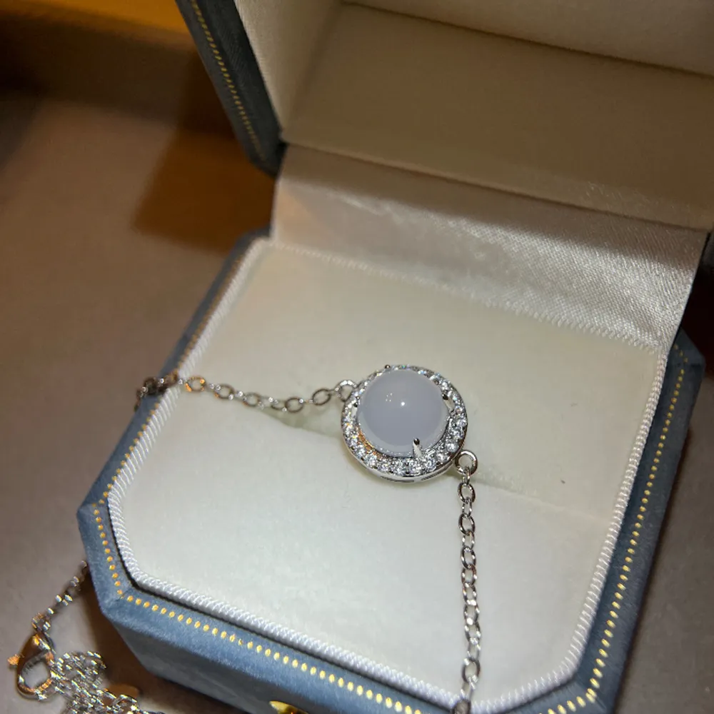 S925 Silver, genuine white jade, brand new, with Jewellery bag provided . Accessoarer.