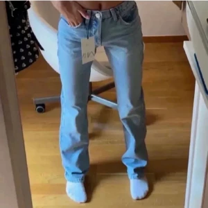 Mid waist jeans - Ljusblå raka mid waist jeans från Zara!  Väldigt bra skick💞 Jag är 166 och de är perfekt längd, de lägger sig väldigt fint på skorna  (Lånade bilder)