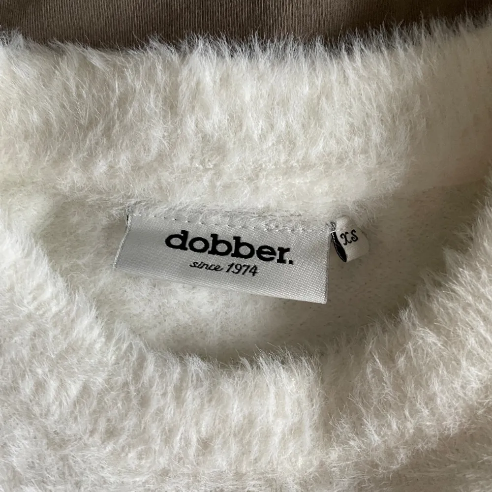 Tröjan är från Dobber och är i storlek XSmen passar bra på mig som oftast har storlek S! Den är knappt använd så den är som ny 😊🩷Og pris är 700kr!. Tröjor & Koftor.
