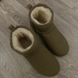 Mysiga skor - Skor i färgen khaki. Storlek 36. Använda 1 gång. 