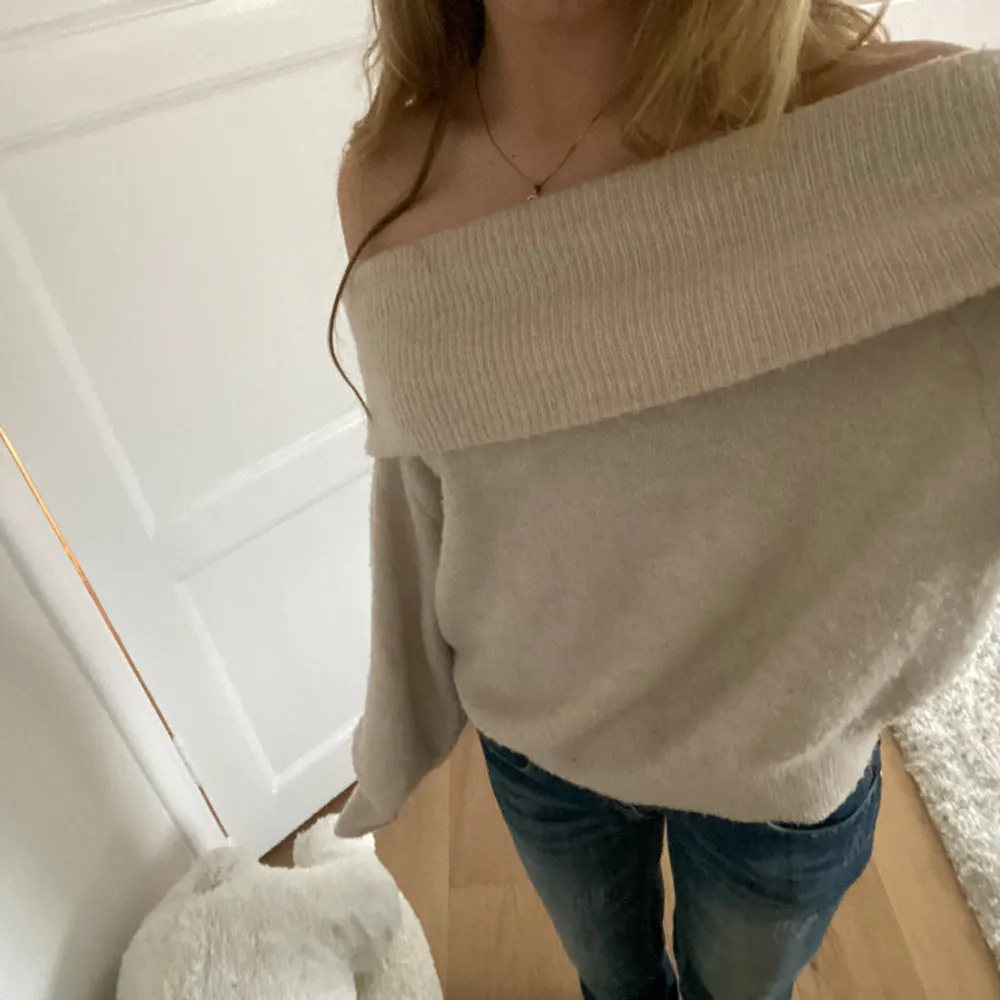 Jättefin of shoulder stickad tröja som är prefekt inför våren. 🌸 den är i storlek S och är i fin kvalite, använd ett fåtal gånger. Fått för något år sen så finns inte att köpa ny. Tveka inte att kontakte mig vid någon fråga.🩷🌸💗. Neuleet.
